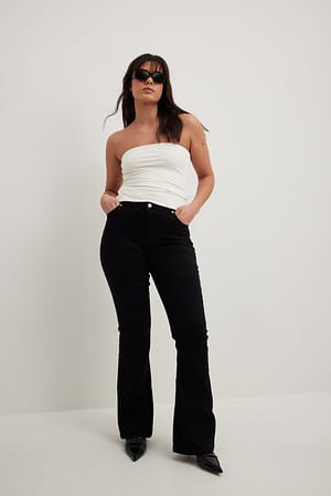 Black Jean élastique avec taille haute et une coupe évasée