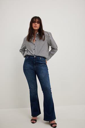 Dark Blue Jean élastique avec taille haute et une coupe évasée
