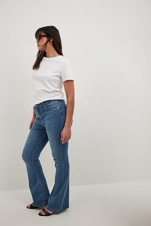 Mid Blue Jean élastique avec taille haute et une coupe évasée