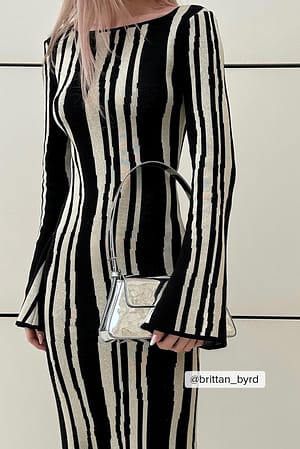 Beige/Black Stripe Robe longue en maille à manches larges