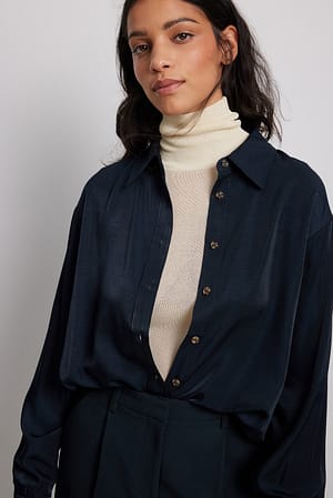 Dark Blue Chemise en satin brossé avec détail au dos