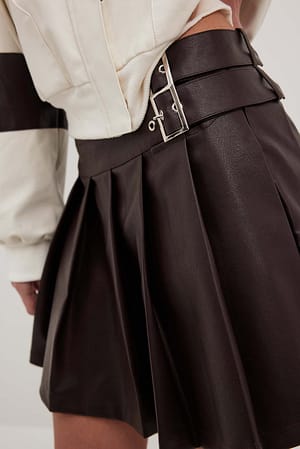 Brown Jupe courte en similicuir avec boucle