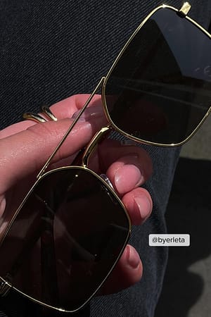 Black/Gold Lunettes de soleil à monture large en fil métallique recyclé