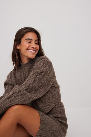 Brown Pull court en maille torsadée