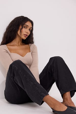 Beige Pull tricoté à manches longues avec détail sur la poitrine