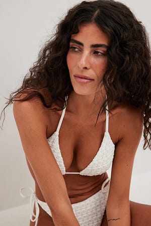 Offwhite Haut de bikini triangle en maille crochetée
