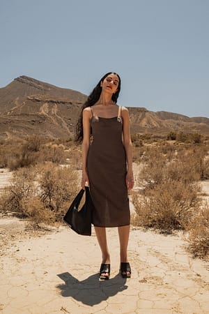 Brown Robe mi-longue à bonnets préformés
