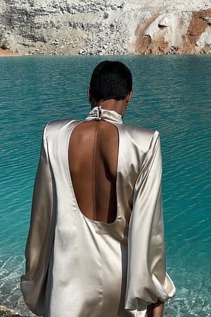 Creme Robe longue en tissu satiné à dos échancré