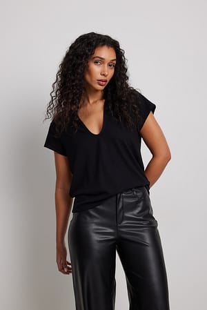Black Top avec encolure profonde