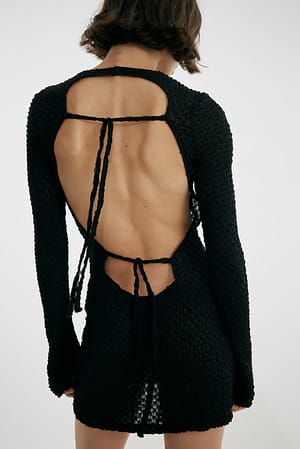 Black Robe courte avec détail au dos