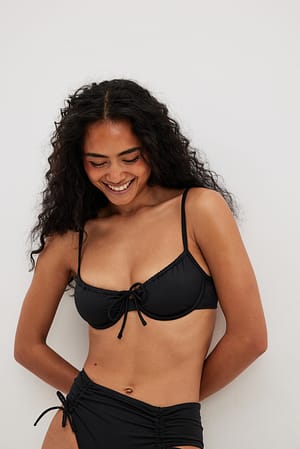 Black Soutien-gorge à armatures avec cordon de serrage