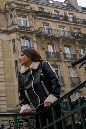 Black Veste avec détails en fausse fourrure