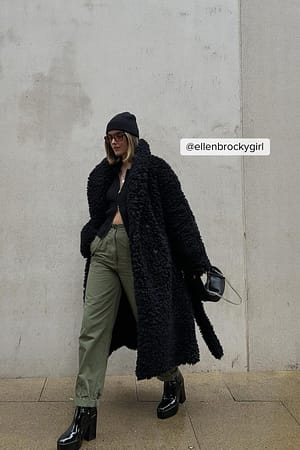 Black Manteau surdimensionné duveteux avec ceinture