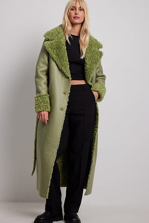 Sage Manteau ceinturé avec fausse fourrure