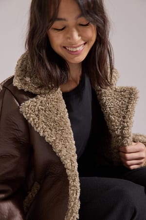 Brown Veste avec détails en fausse fourrure