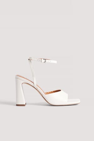 Offwhite Sandales à brides sur la cheville et talon évasé