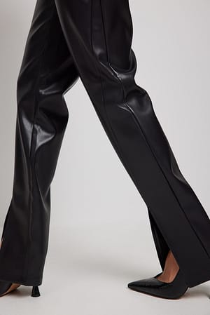 Black Pantalon en faux cuir fendu devant