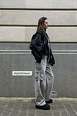 Light Grey Jean cargo avec détail en métal
