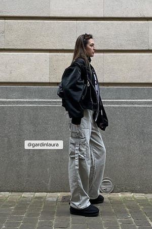 Light Grey Jean cargo avec détail en métal