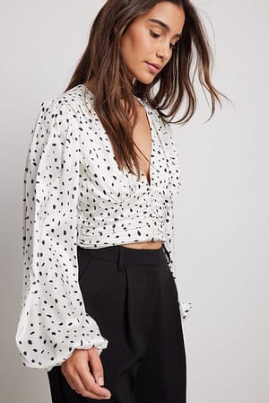 Black Dot Blouse col en V froncée à la taille en tissu satiné