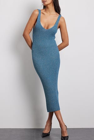 Blue Robe mi-longue en maille brillante