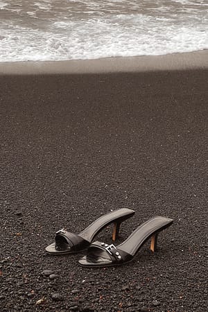 Black Mules à détails en métal
