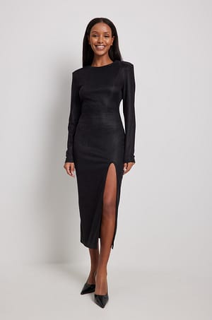 Black Robe mi-longue brillante à fente haute