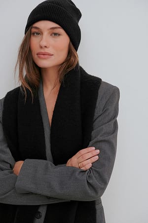 Black Bonnet tricoté flou