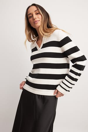 Off White With Black Stripe Pull en maille avec col