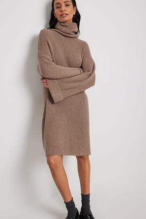 Taupe Pull long en maille à col roulé et manches retroussées