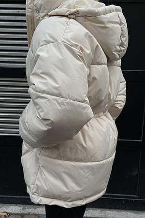 Light Beige Veste matelassée avec cordon à la taille recyclée