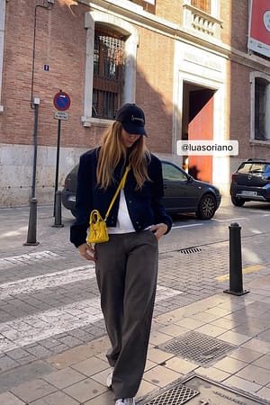 Bright Yellow Sac court
