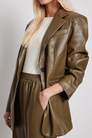 Olive Blazer surdimensionné en faux cuir