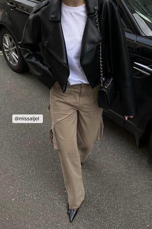 Taupe Jean cargo avec détail en métal