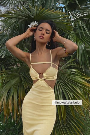 Light Yellow Robe longue détails découpés