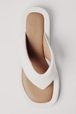 Beige/White Tongs