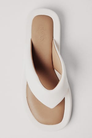 Beige/White Tongs