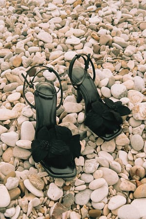Black Chaussures à talon avec grandes fleurs