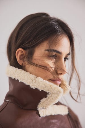 Brown Veste aviateur en similicuir avec fausse fourrure