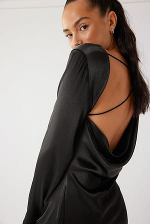 Black Robe mini en satin détail au dos