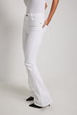 White Jean élastique avec taille haute et une coupe évasée
