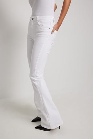 White Jean élastique avec taille haute et une coupe évasée