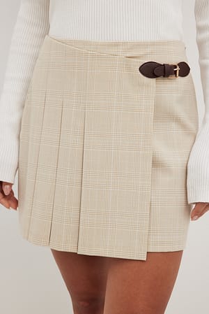 Beige Check Mini jupe à détail boucle