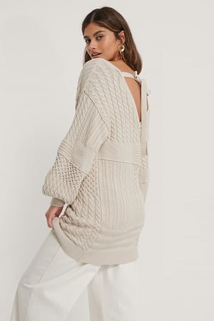 Light Beige Pull long en maille torsadée à dos plongeant