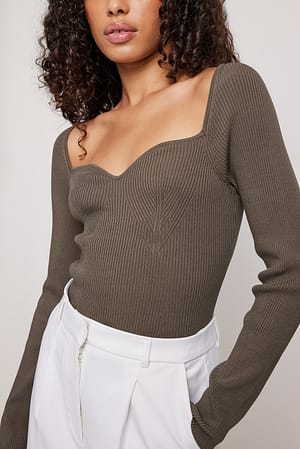 Brown Pull tricoté à manches longues avec détail sur la poitrine