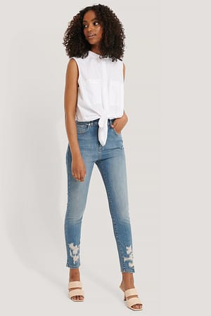 Mid Blue NA-KD Jean court slim à ourlet mâché