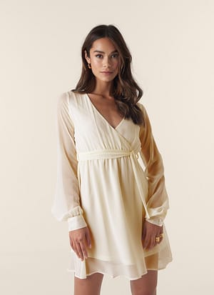 Beige NA-KD Robe portefeuille mi-longue en mousseline