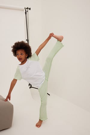 White/green T-shirt contrastant