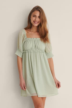Green Robe Courte Avec Manche Courte Et Matière Fluide
