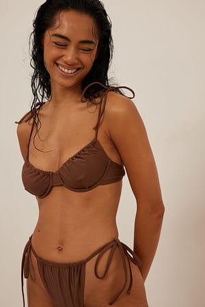 Brown Soutien-gorge de bikini noué à cordon de serrage en matière recyclée